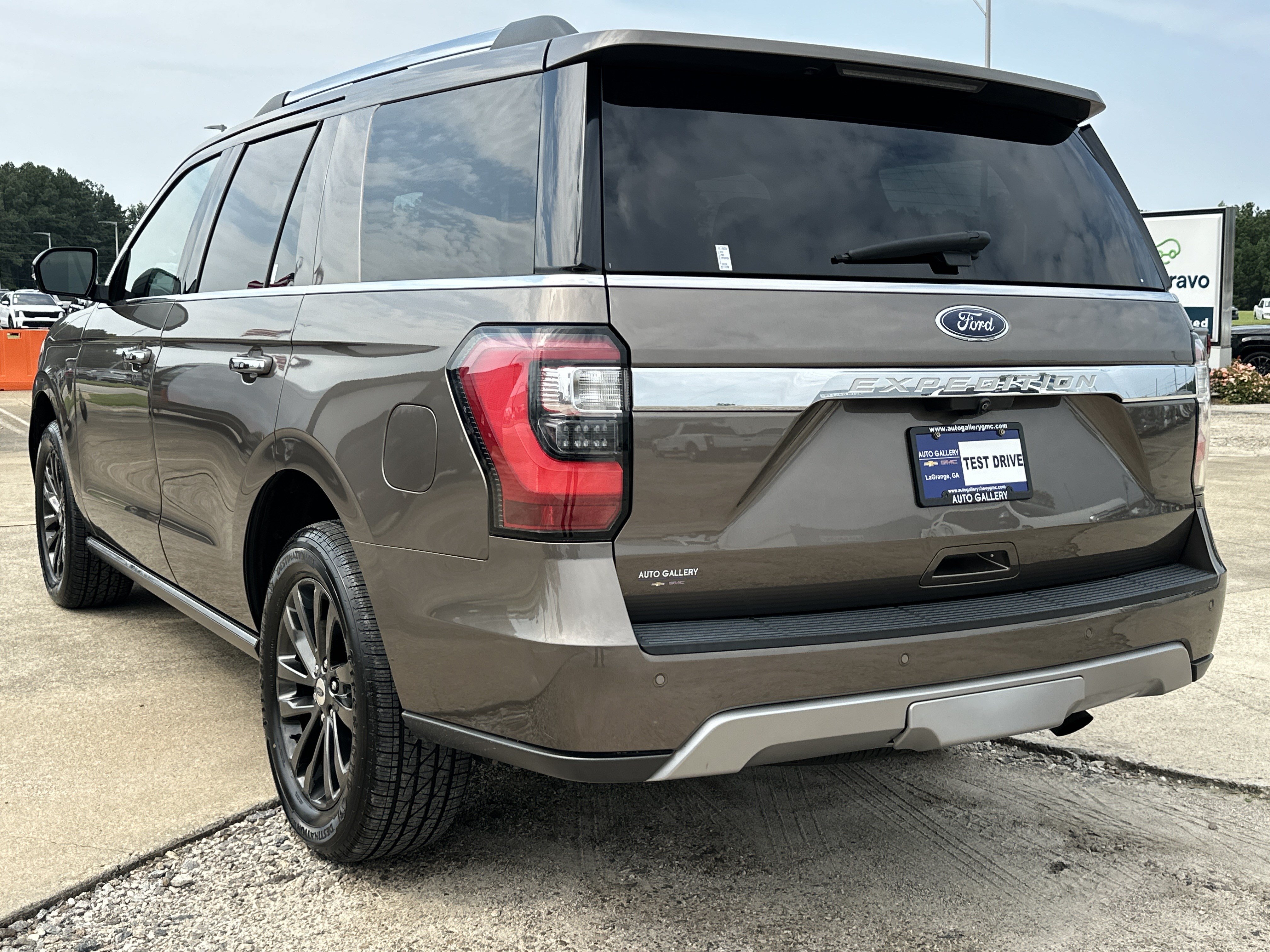 Used 2019 Ford Expedition Limited w/ Equipment Group 301A RWD image 8