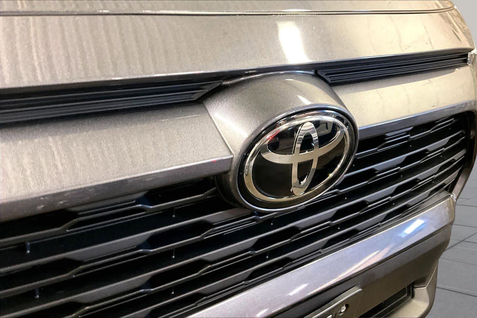 Used 2023 Toyota RAV4 XLE Premium AWD/4WD image 29