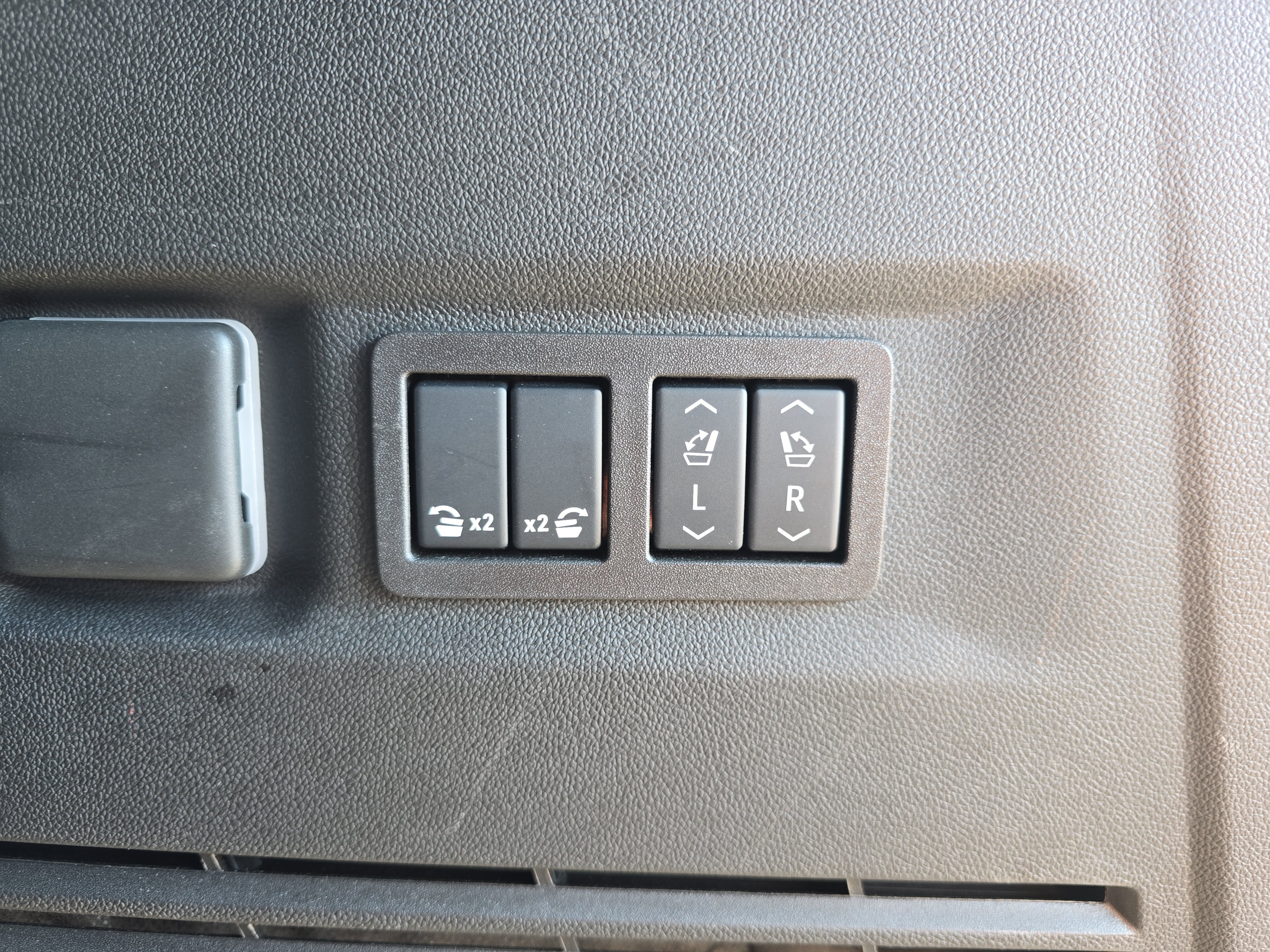 Used 2025 Chevrolet Suburban RST w/ Comfort Package AWD/4WD image 15