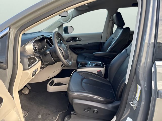 Used 2023 Chrysler Pacifica Touring-L FWD image 15