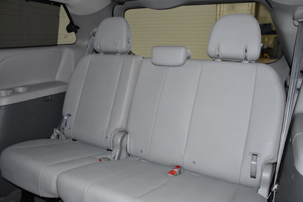 Used 2015 Toyota Sienna XLE Premium FWD image 27
