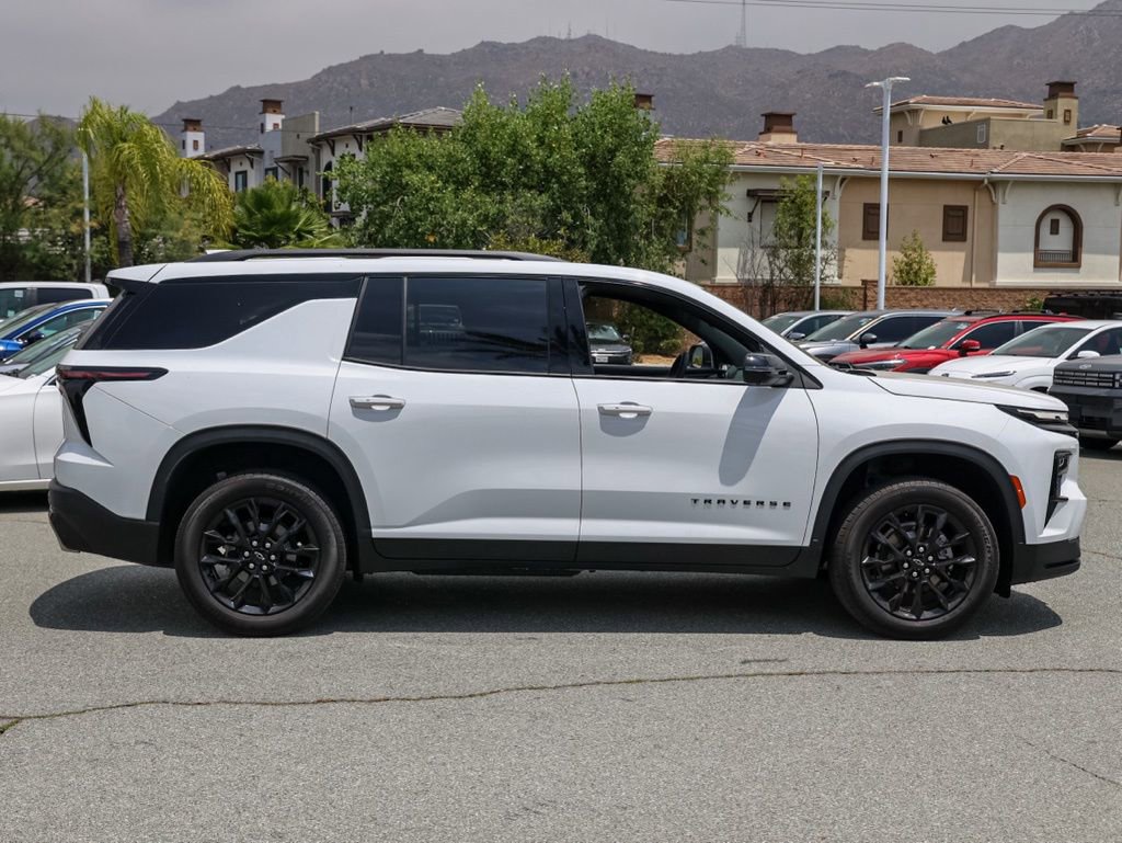 Used 2025 Chevrolet Traverse LT w/ Midnight/Sport Edition FWD image 3