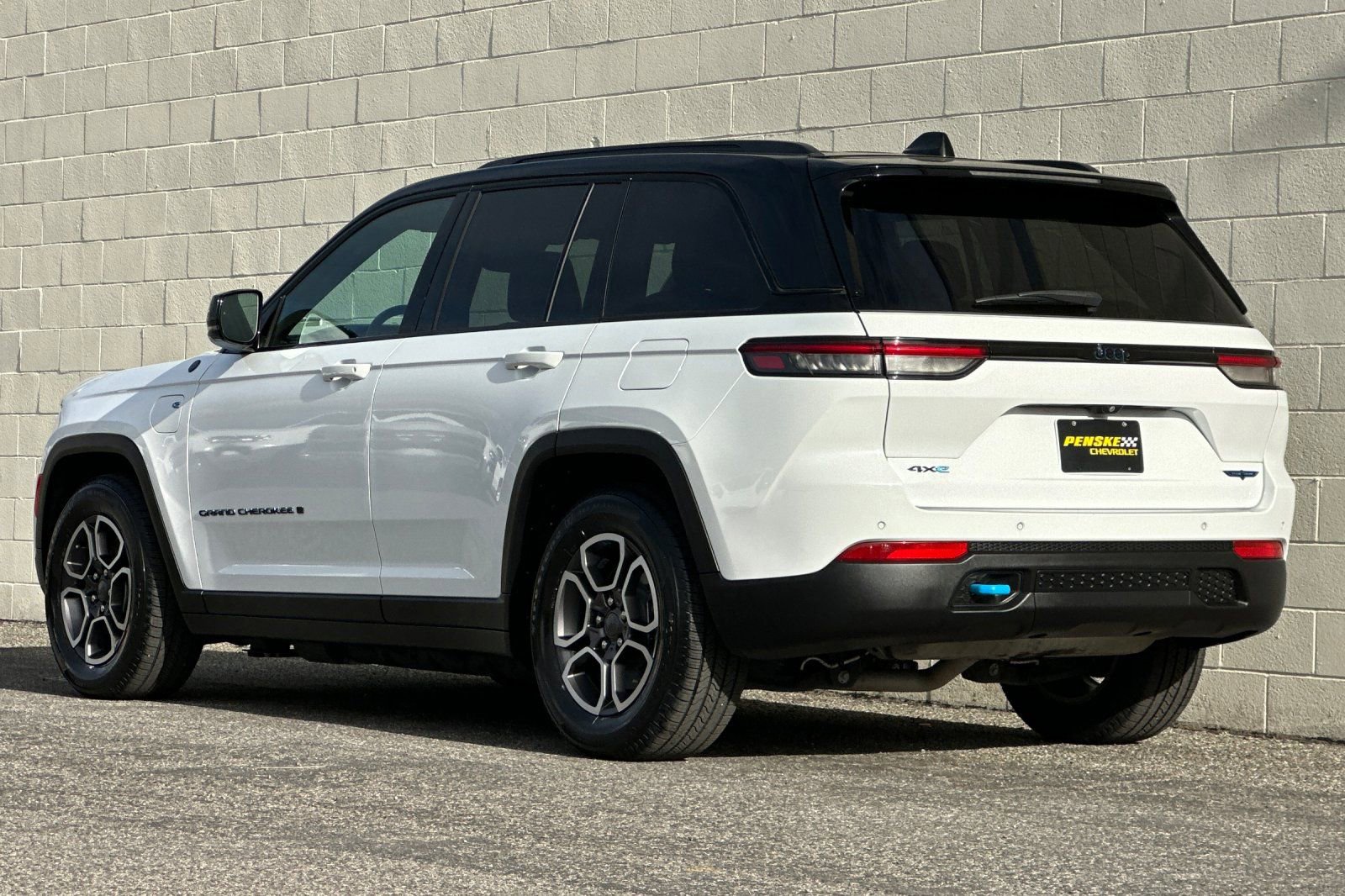 Used 2023 Jeep Grand Cherokee Trailhawk image 6