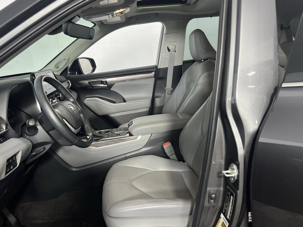 Used 2023 Toyota Highlander Limited image 17