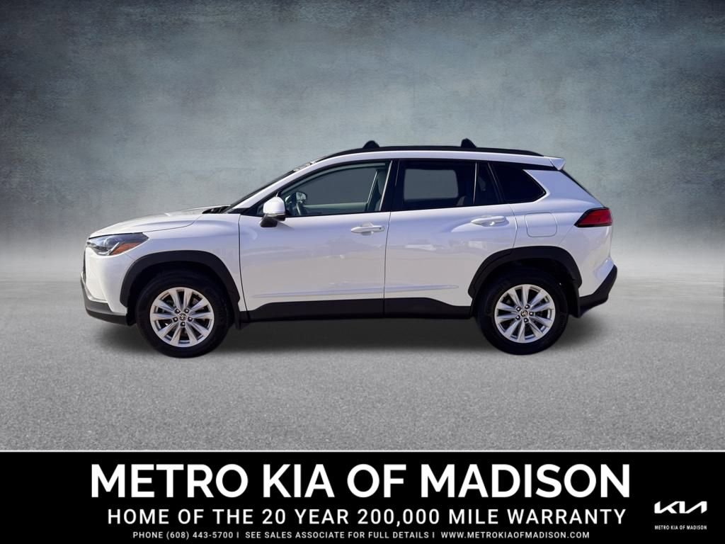 Used 2022 Toyota Corolla Cross LE image 3