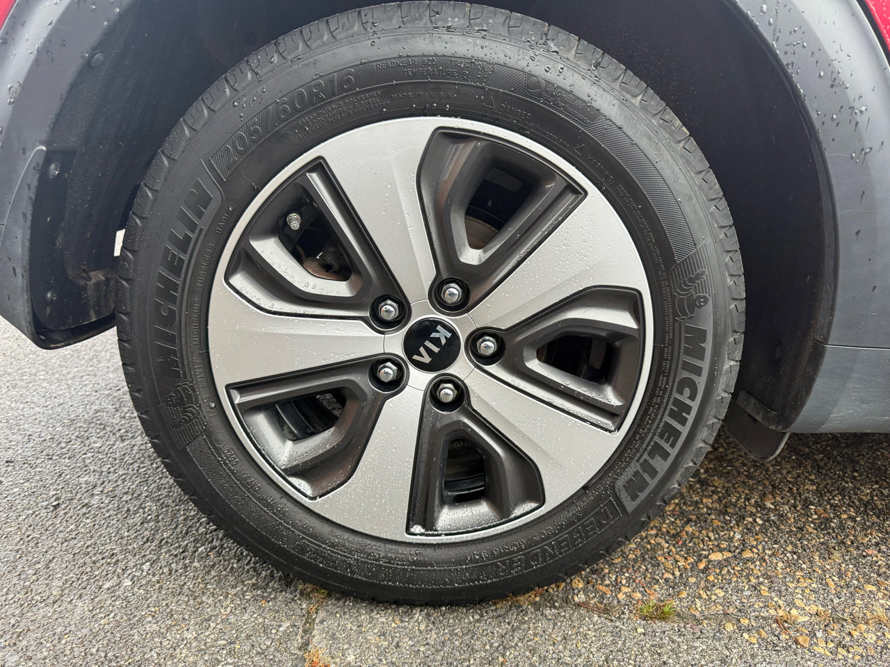 Used 2017 Kia Niro LX image 28