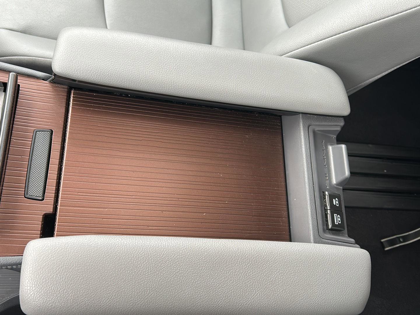 Used 2024 Toyota Sienna XLE FWD image 21