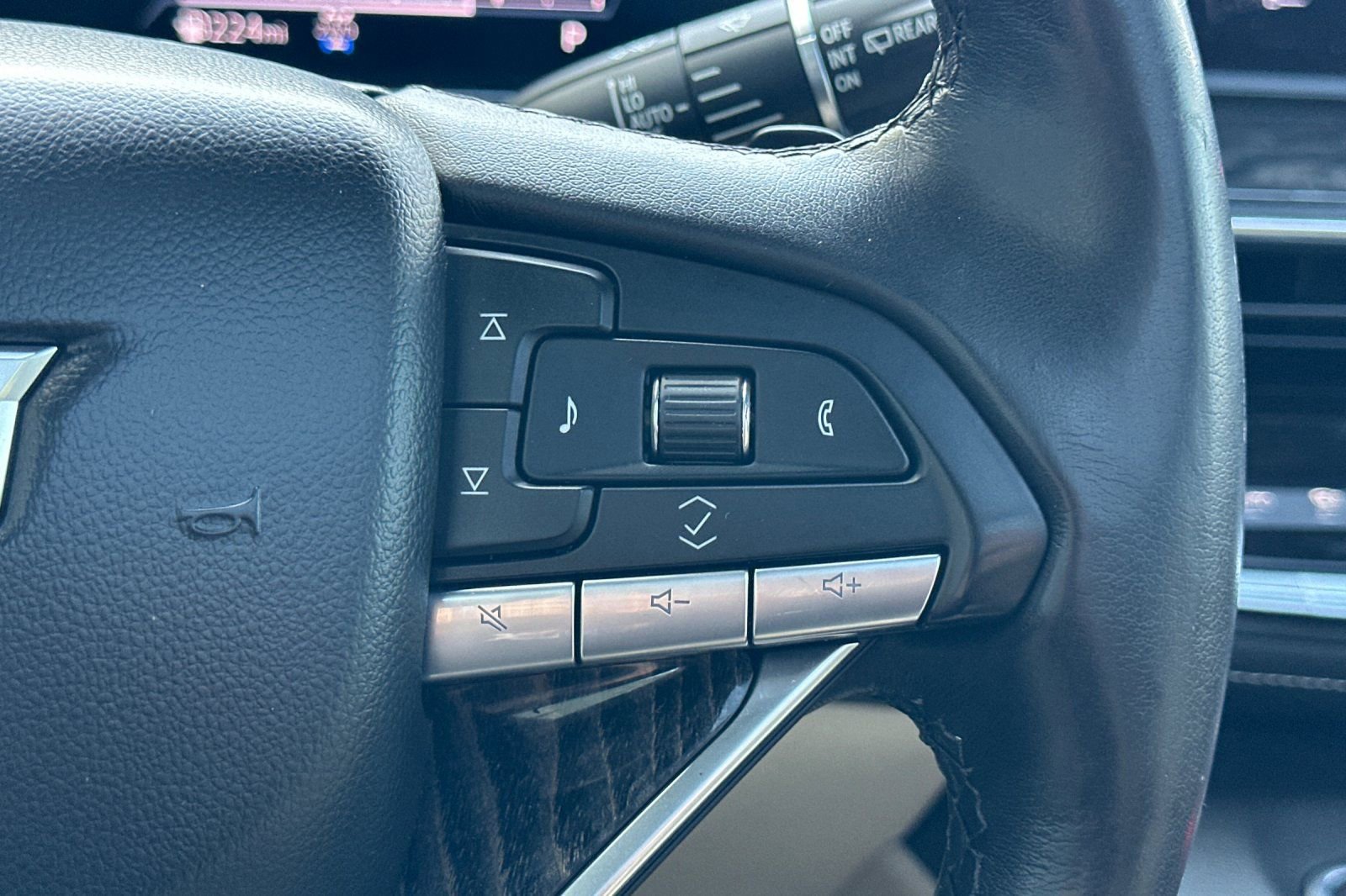 Certified 2021 Cadillac Escalade ESV Premium Luxury w/ Driver Assist Tech Package AWD/4WD image 31