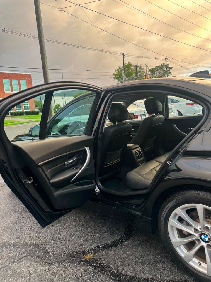 Used 2017 BMW 320i xDrive Sedan AWD/4WD image 14