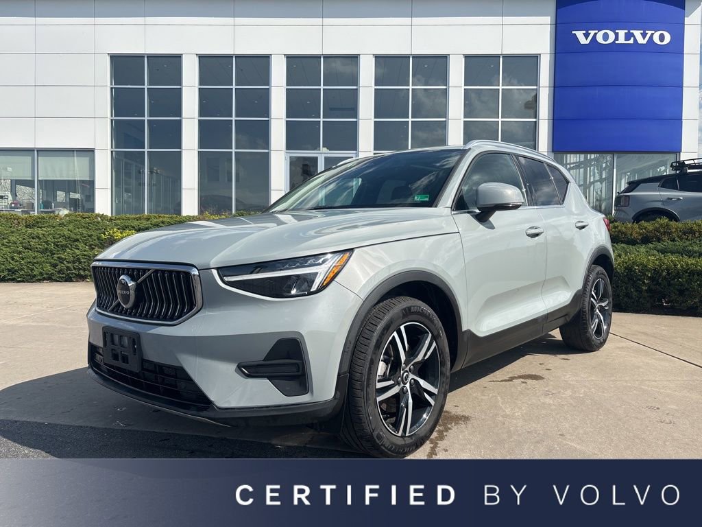 Used 2025 Volvo XC40 B5 Core