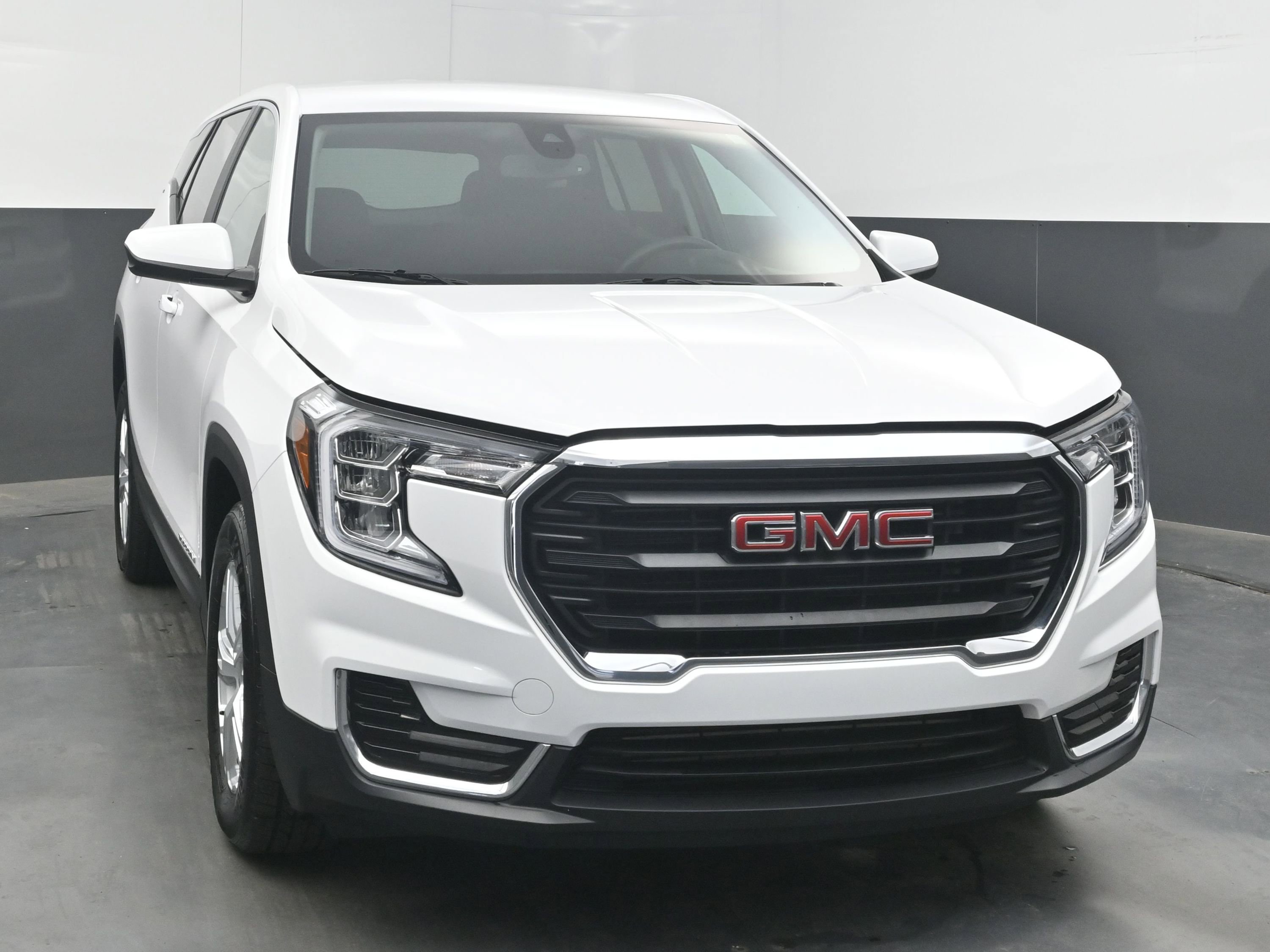 Used 2024 GMC Terrain SLE FWD image 3