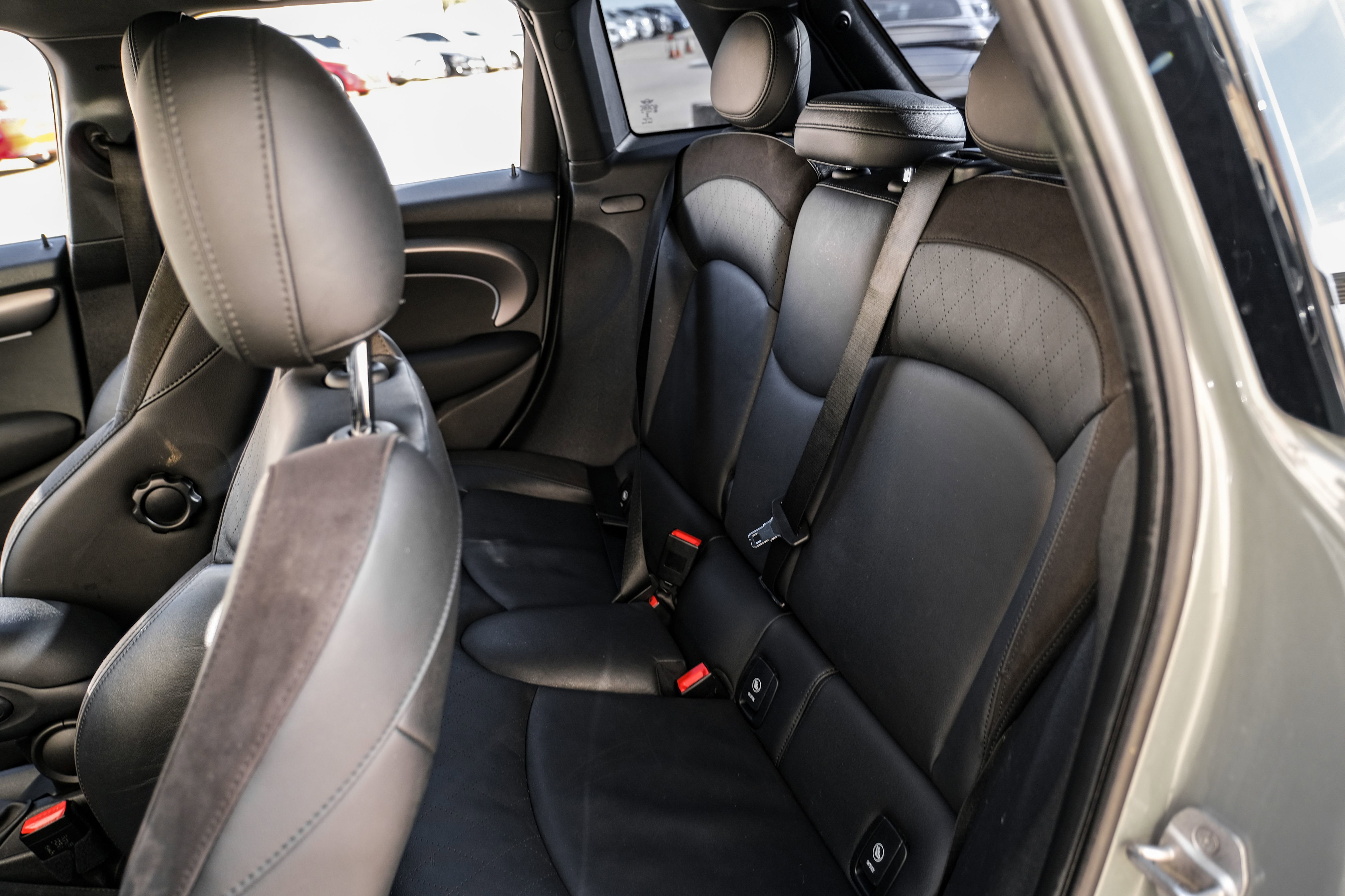 Used 2022 MINI Cooper 4-Door Hardtop w/ Signature Upholstery Package image 37