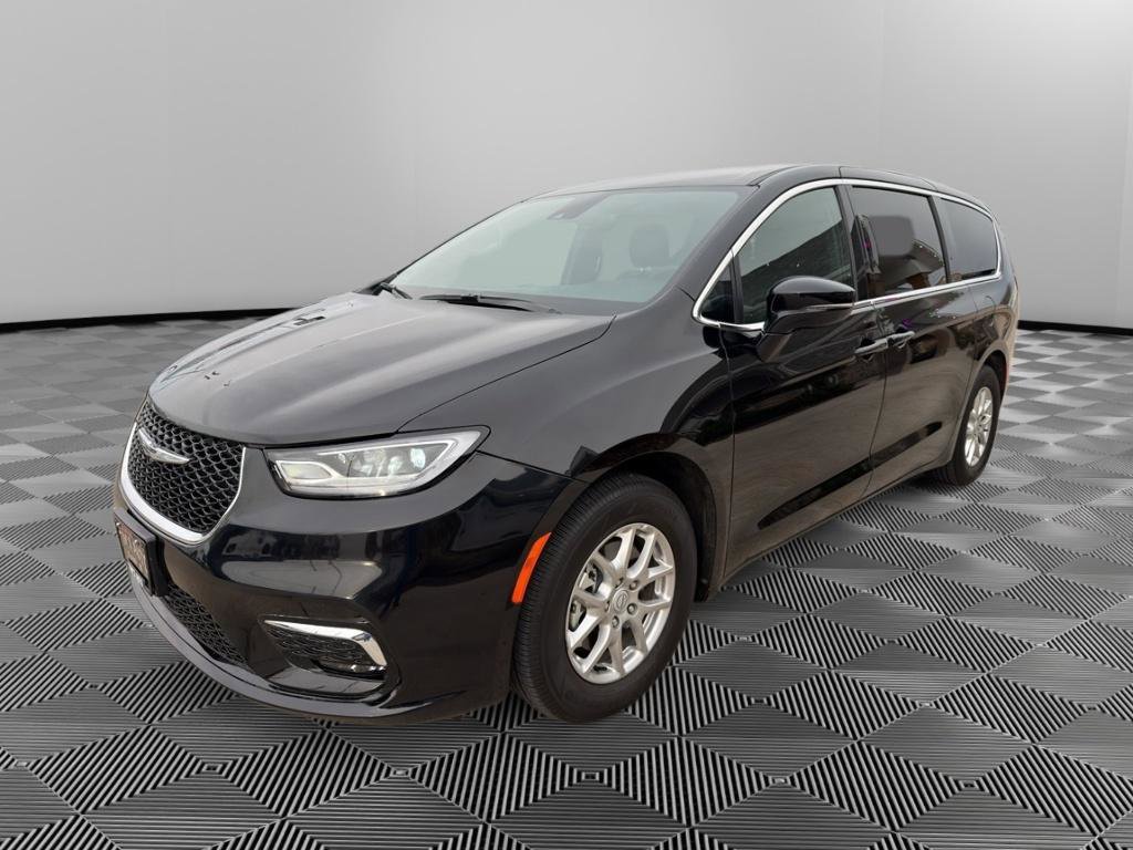 Used 2026 Chrysler Pacifica Select image 7