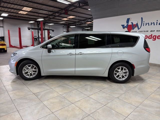 Used 2023 Chrysler Pacifica Touring-L image 6