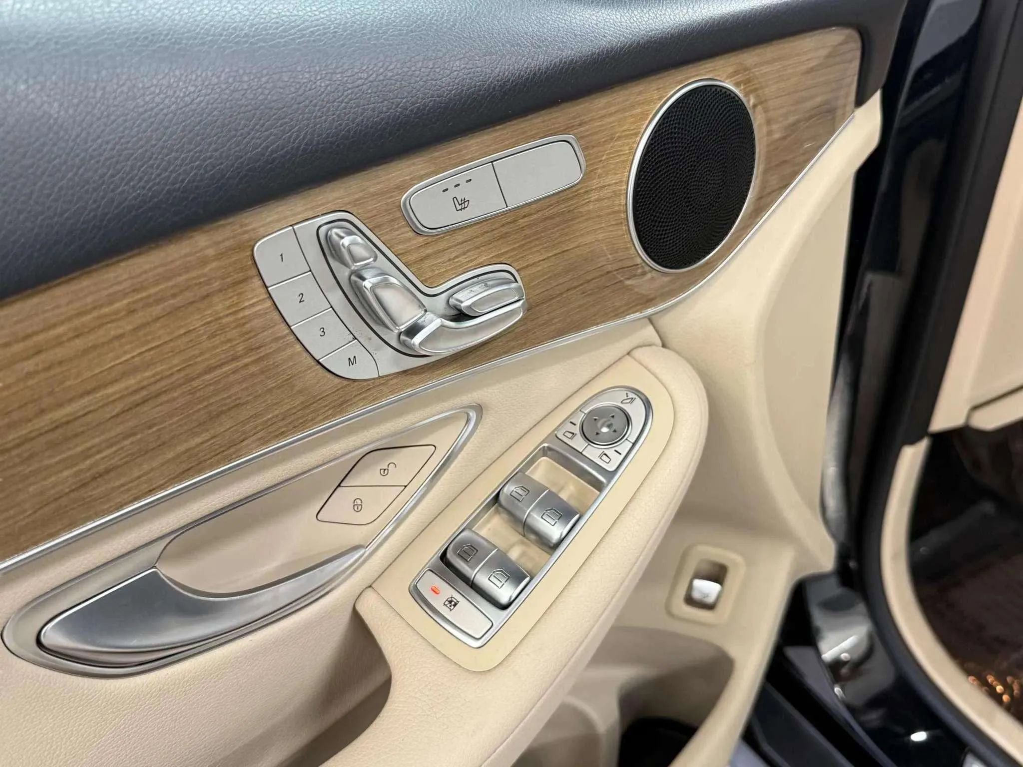 Used 2018 Mercedes-Benz GLC 300 w/ Premium Package image 19