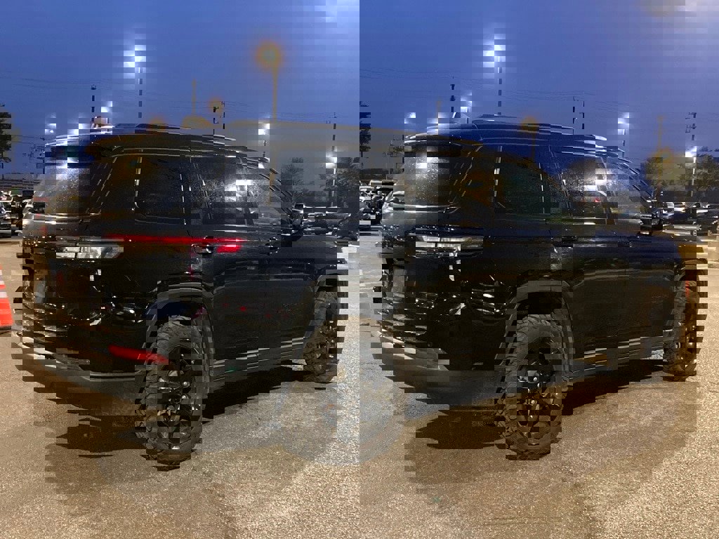 Used 2023 Jeep Grand Cherokee L Laredo image 5