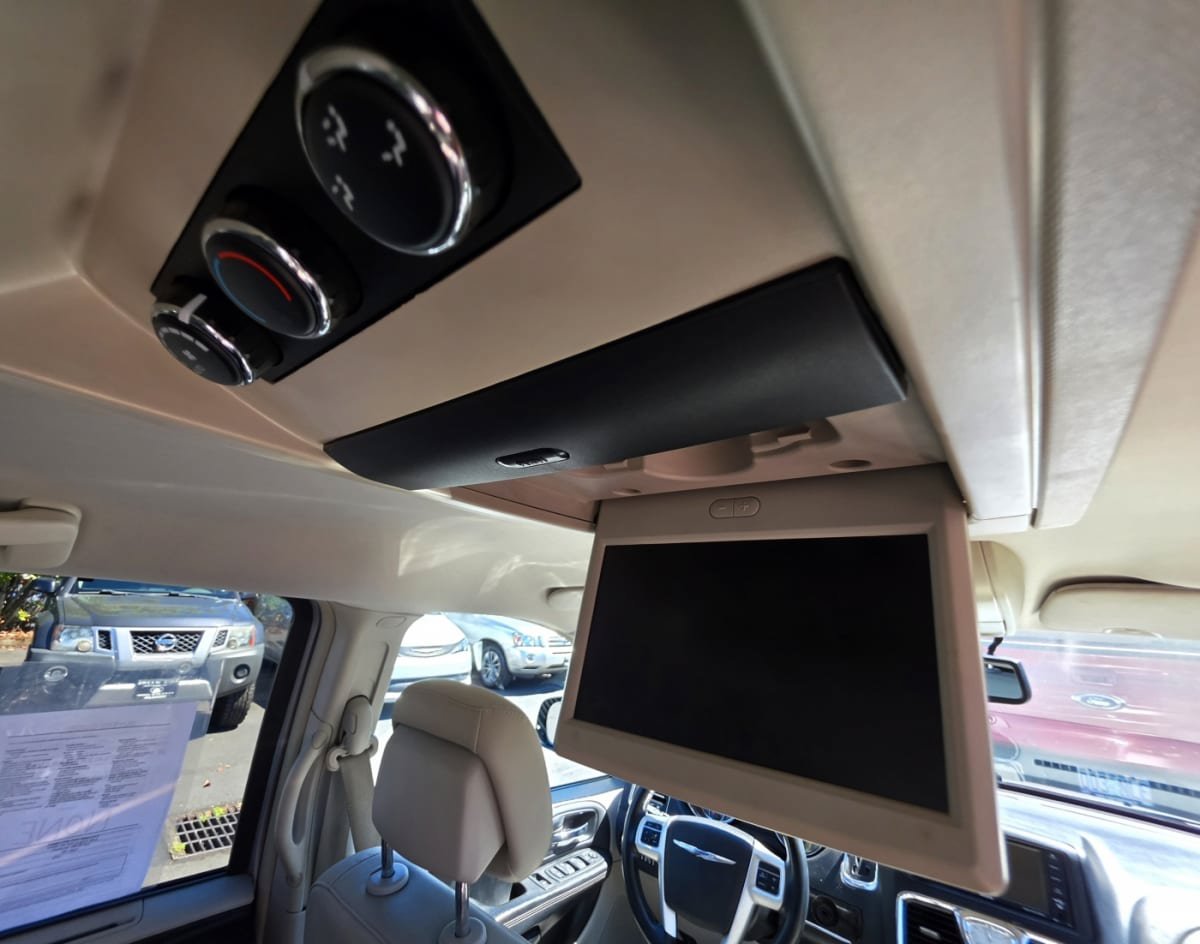 Used 2015 Chrysler Town & Country Touring-L FWD image 16