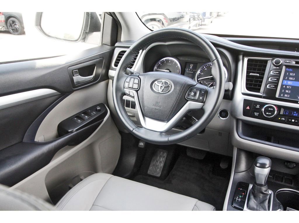 Used 2016 Toyota Highlander XLE FWD image 13