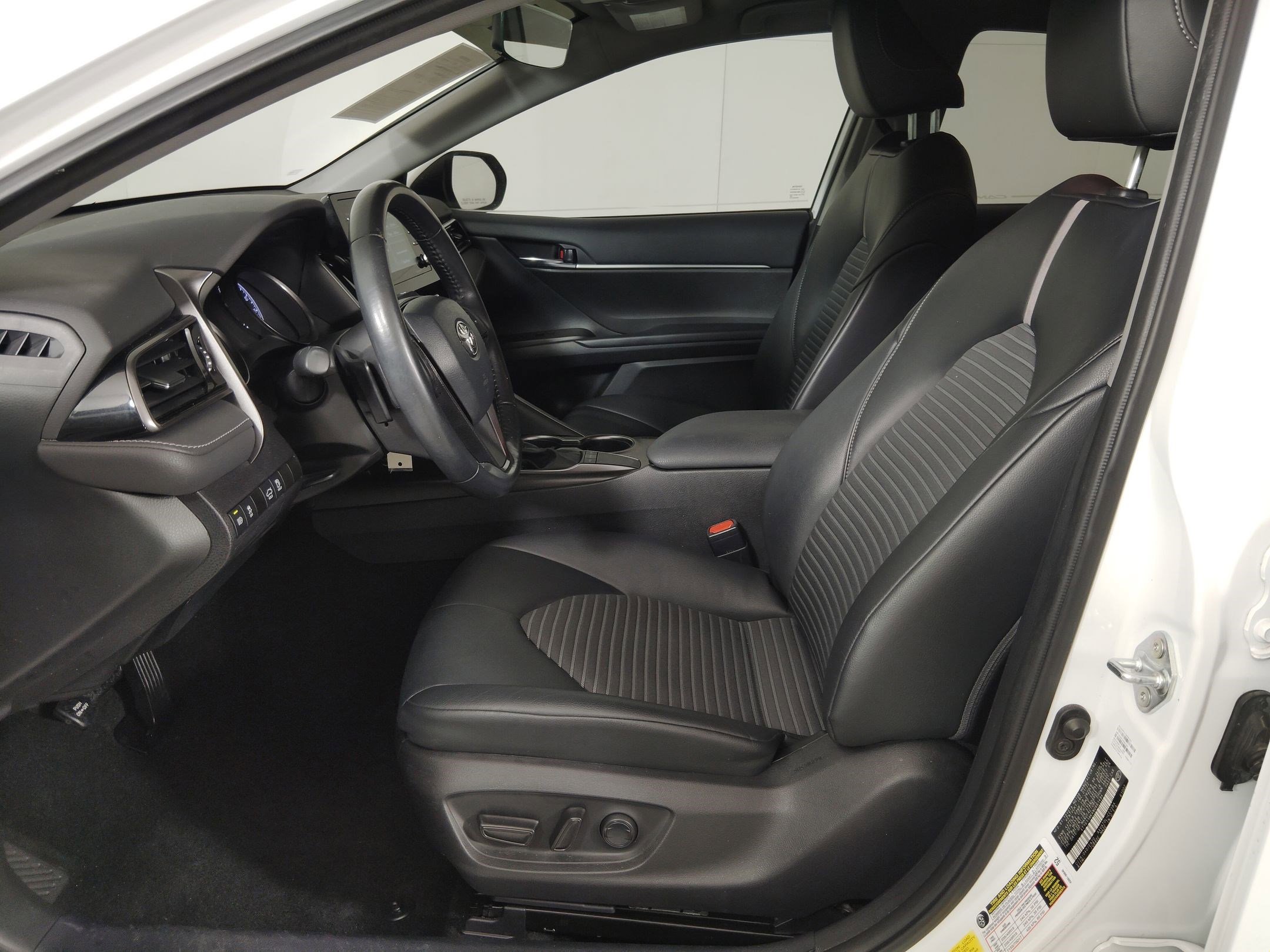 Used 2022 Toyota Camry SE image 5