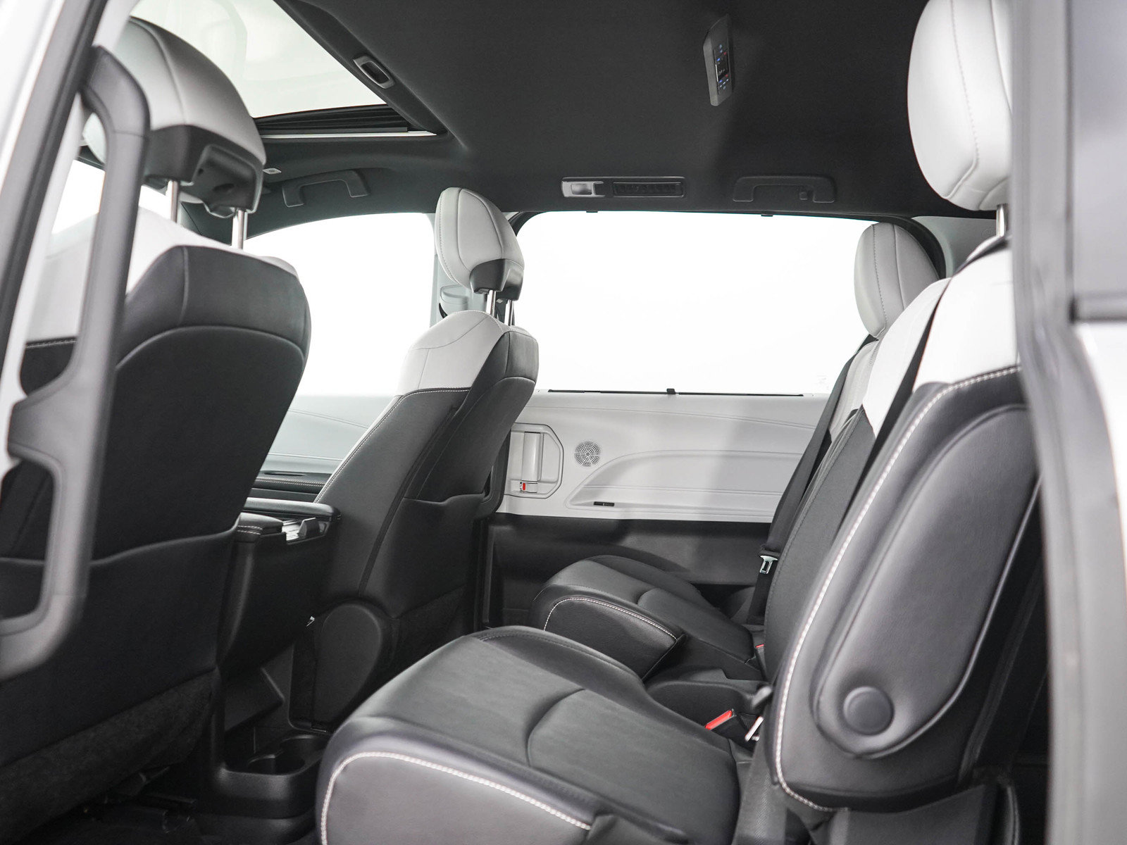 Used 2025 Toyota Sienna XSE AWD/4WD image 19