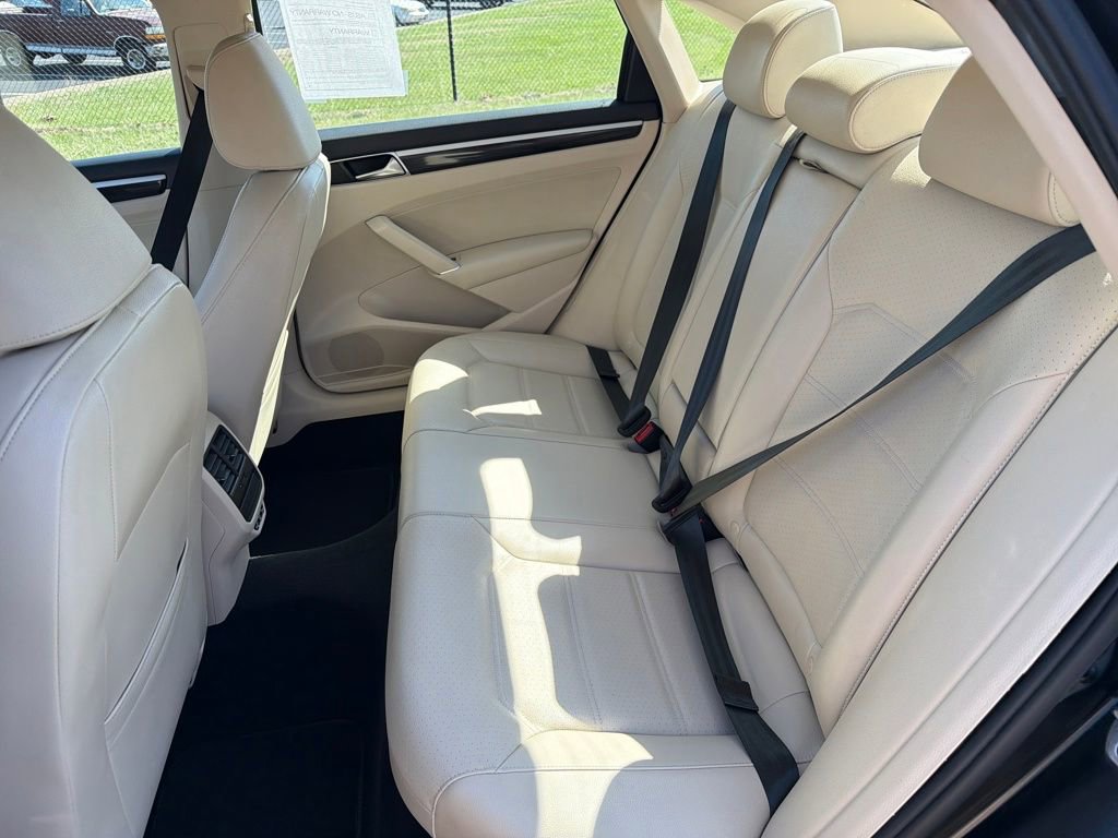 Used 2019 Volkswagen Passat 2.0T SE R-Line image 28