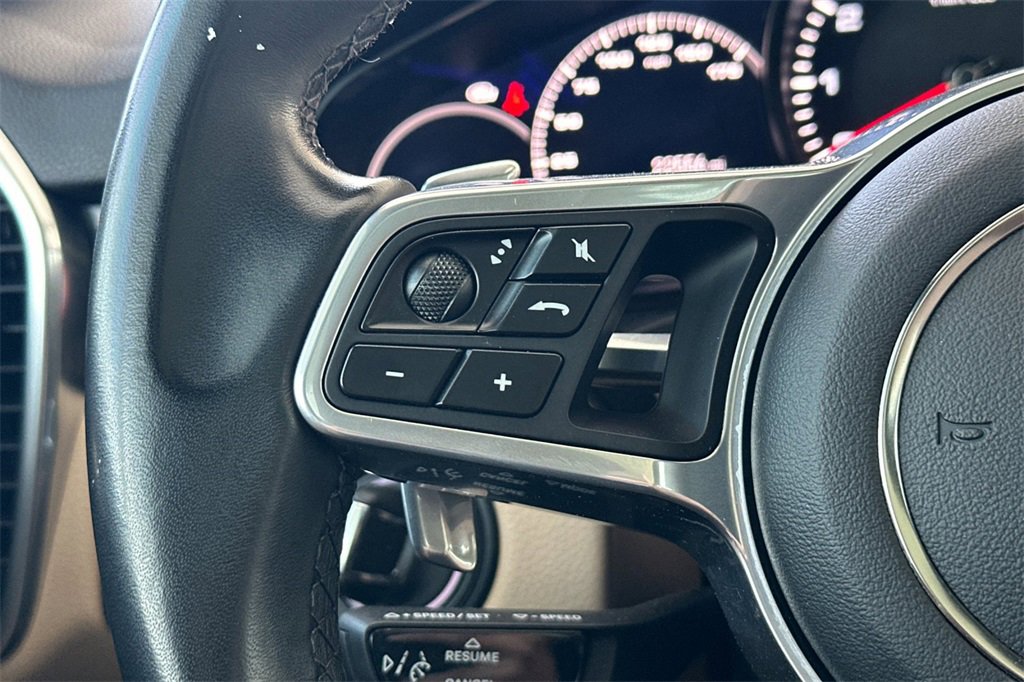 Used 2023 Porsche Cayenne Platinum Edition image 28