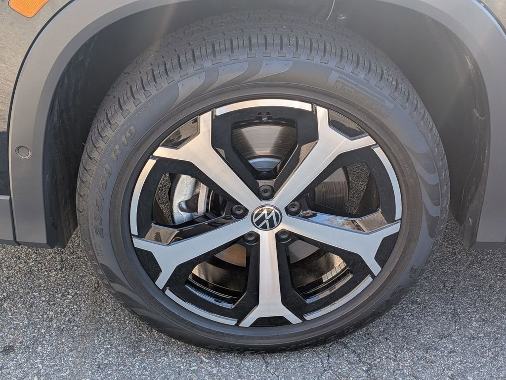 Used 2025 Volkswagen Tiguan SE w/ Panoramic Sunroof Package AWD/4WD image 9