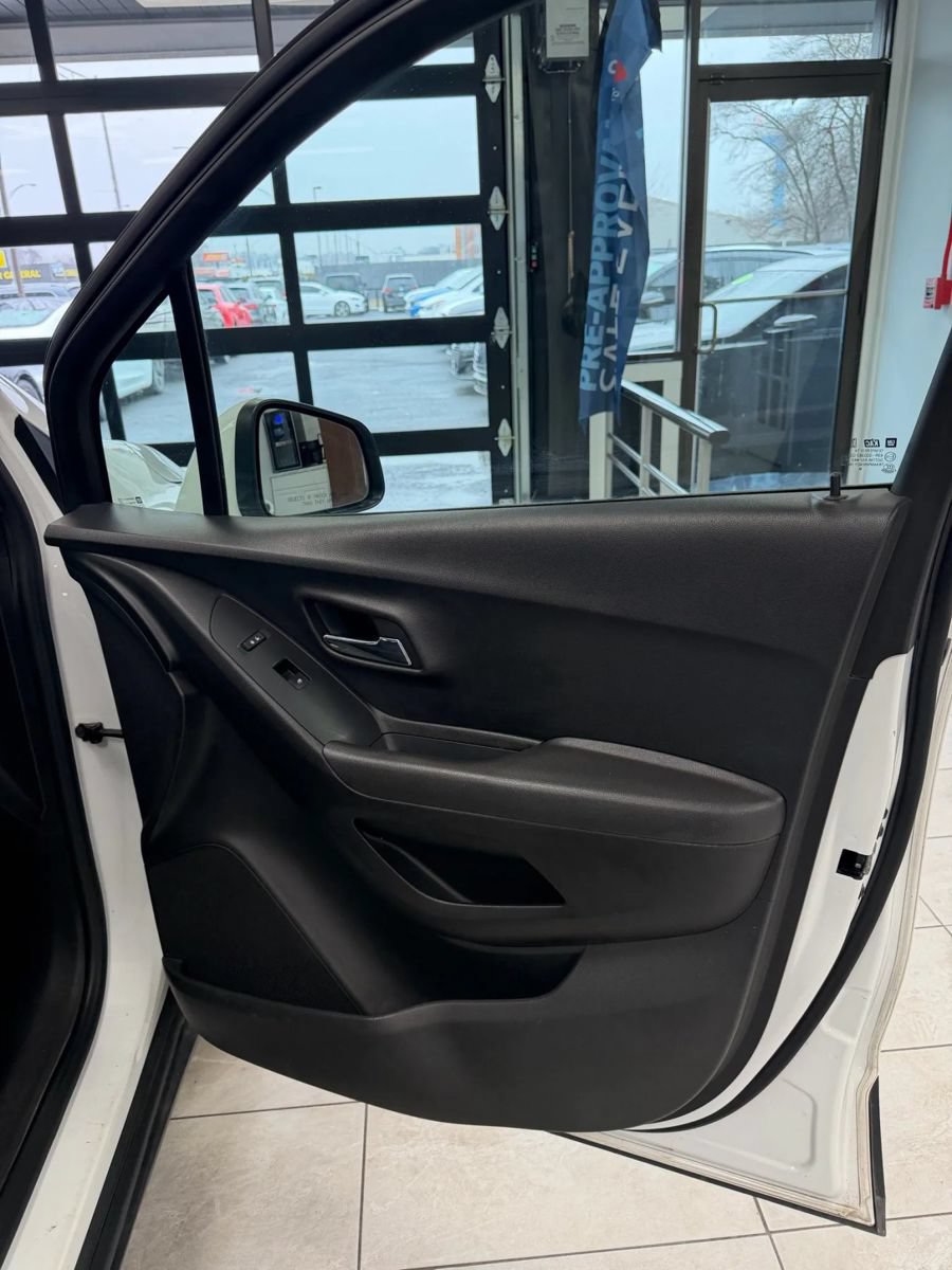 Used 2019 Chevrolet Trax LT w/ LT Convenience Package FWD image 16