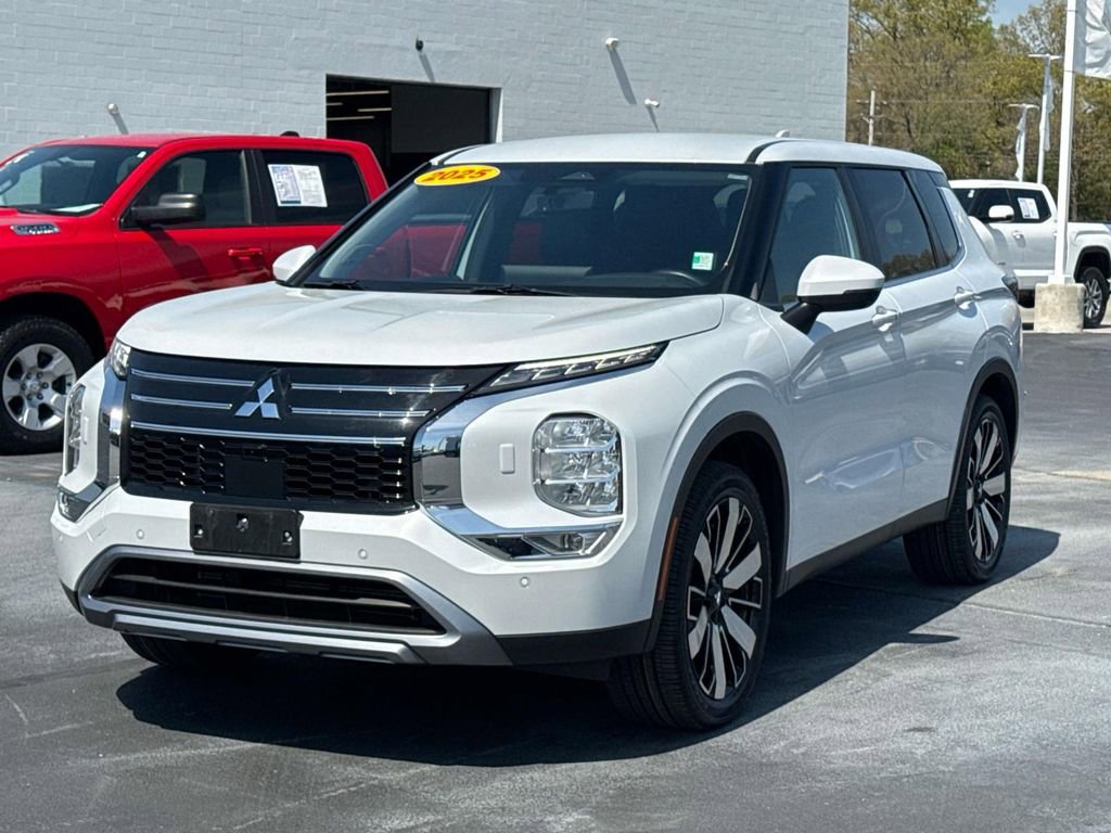 Used 2025 Mitsubishi Outlander SE image 3