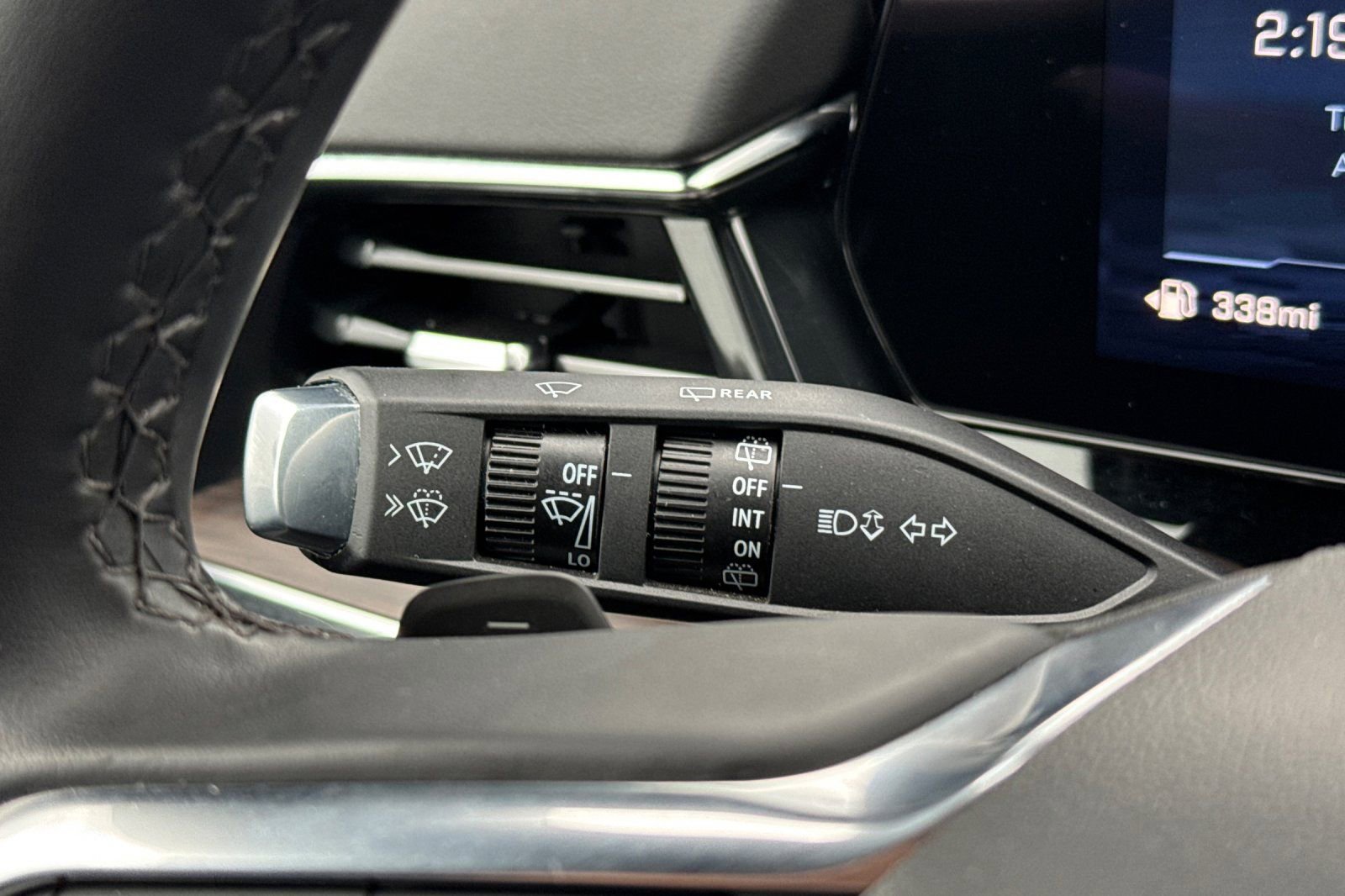 Used 2025 Chevrolet Suburban Z71 AWD/4WD image 32