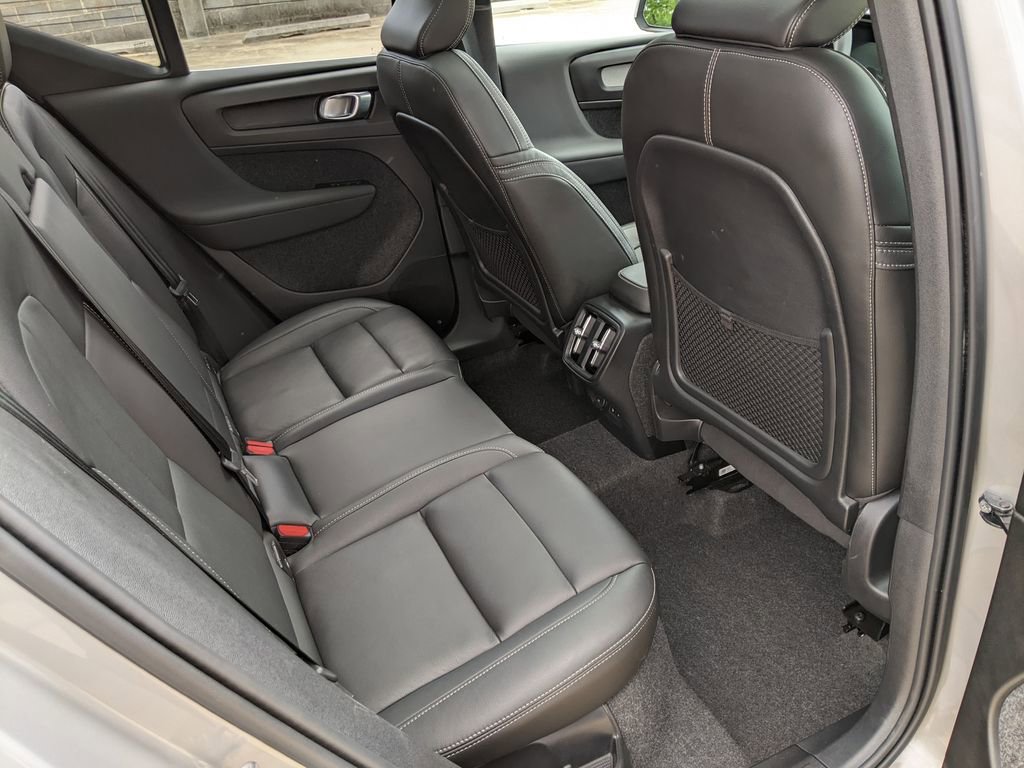 Certified 2025 Volvo XC40 B5 Plus image 25