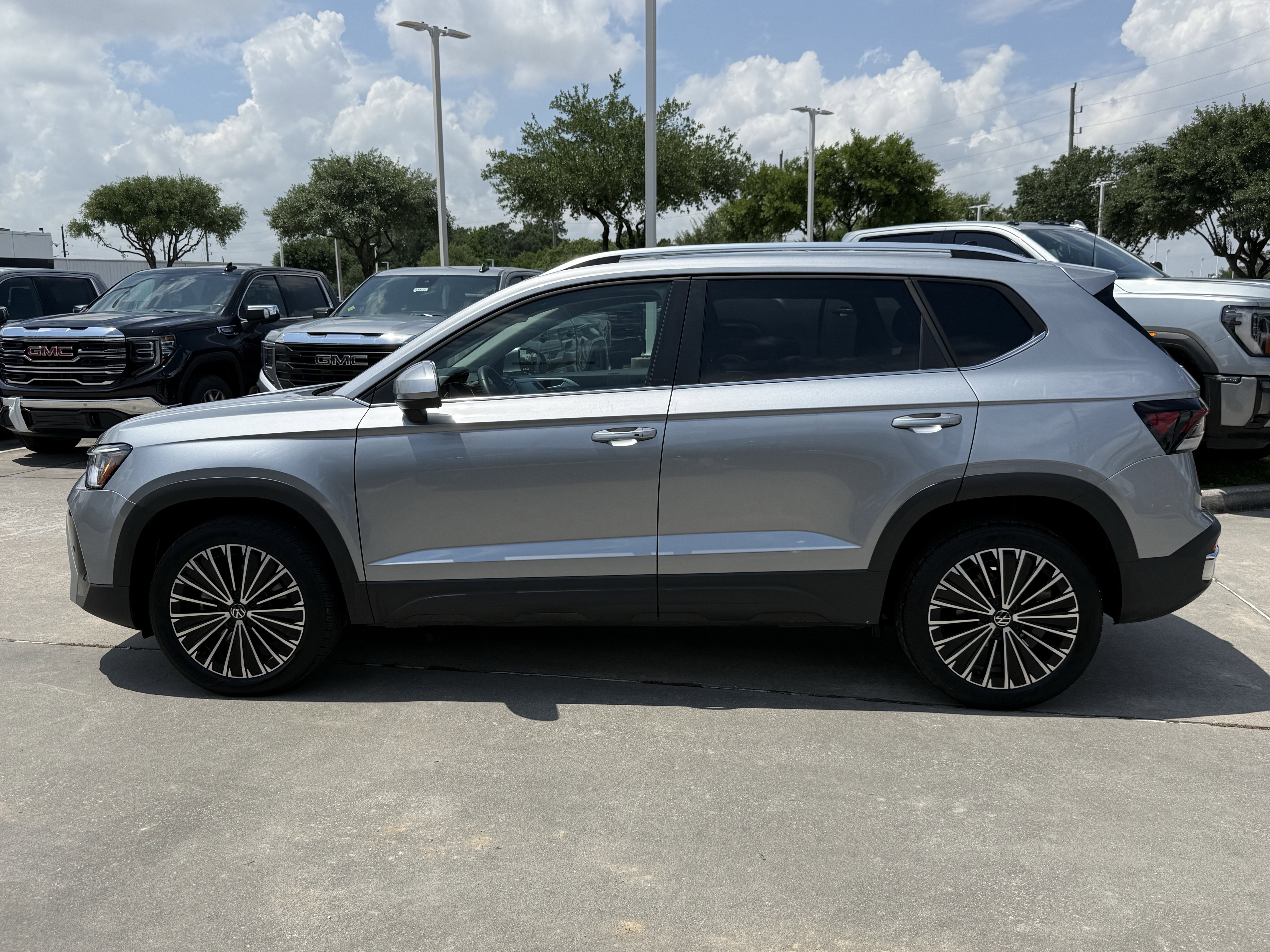 Used 2025 Volkswagen Taos SE FWD image 8