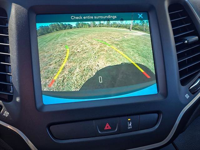 Certified 2022 Jeep Cherokee Latitude w/ Sun & Sound Group AWD/4WD image 28