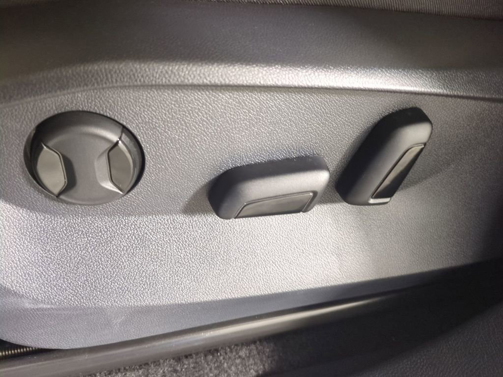 Used 2024 Volkswagen Tiguan SE R-Line image 23