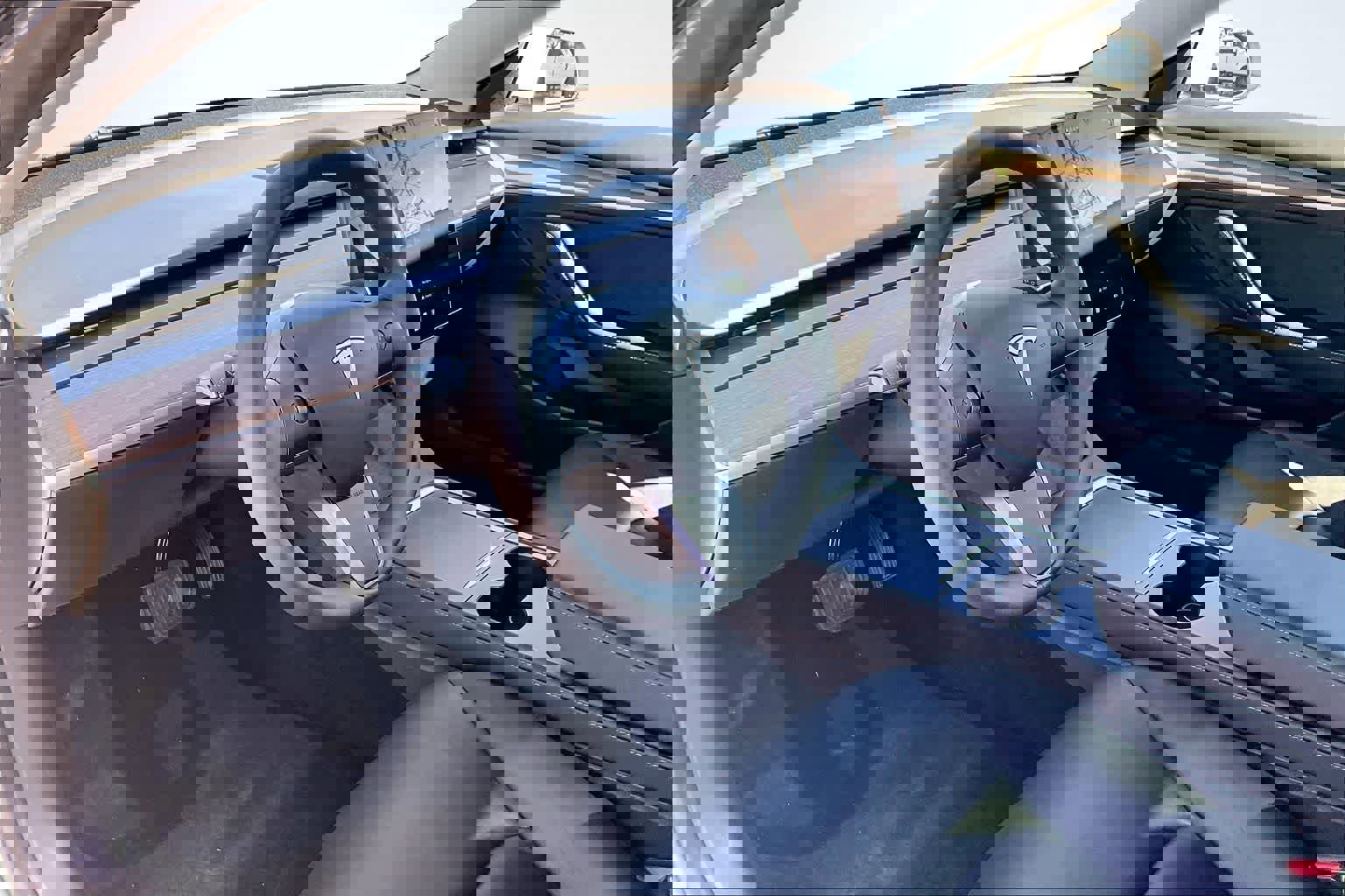 Used 2023 Tesla Model 3 Standard Range image 2