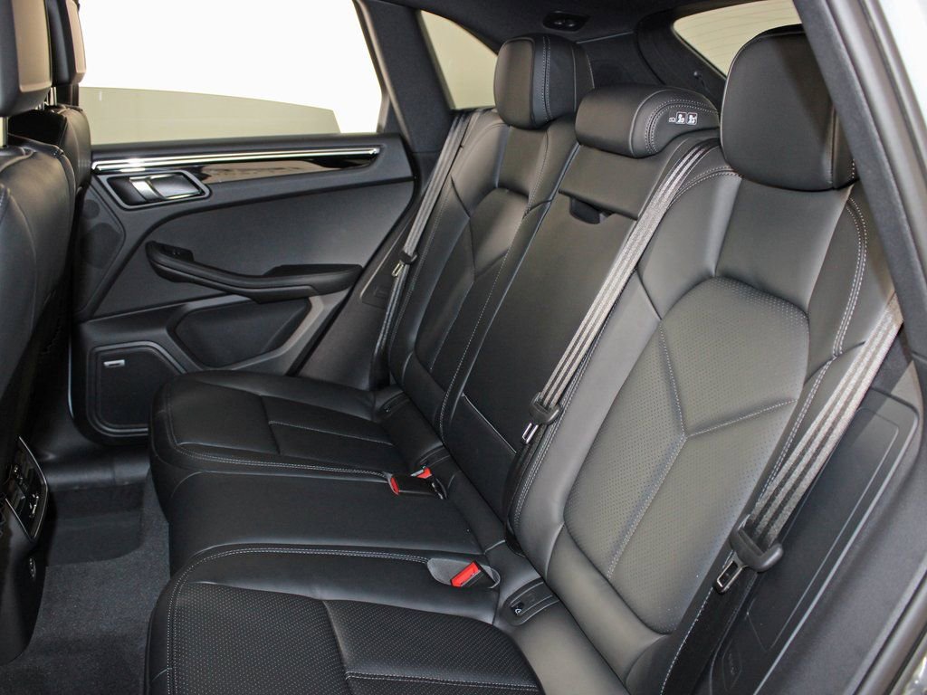 Certified 2026 Porsche Macan AWD/4WD image 33