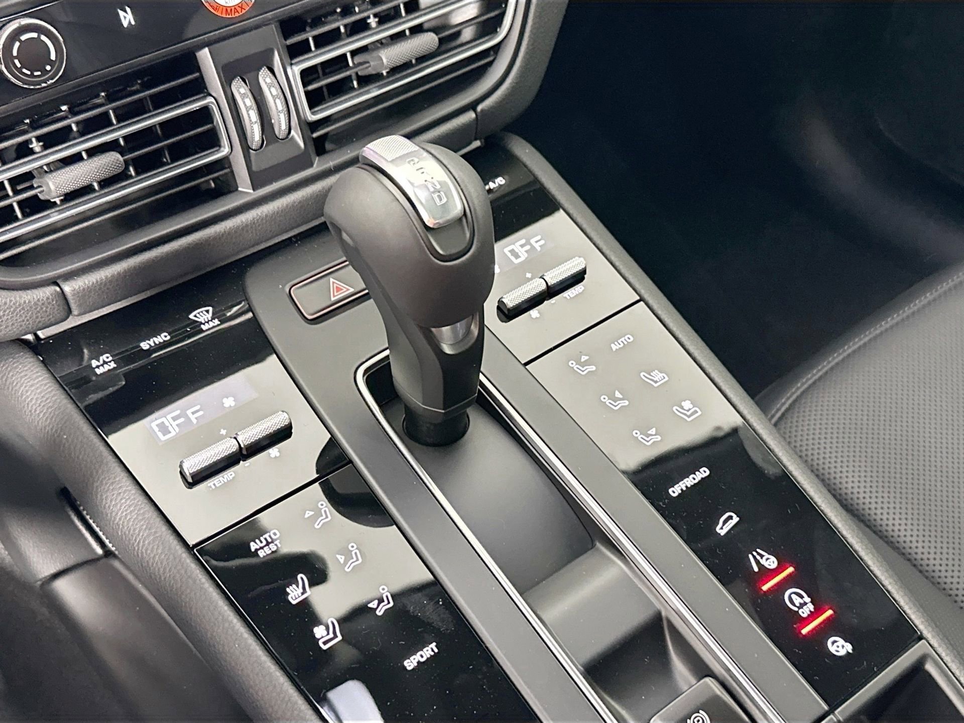 Certified 2025 Porsche Macan image 34