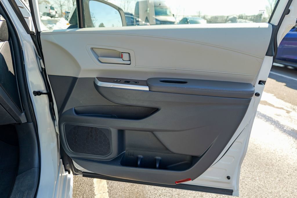 Used 2022 Toyota Sienna LE w/ LE Plus Package image 31