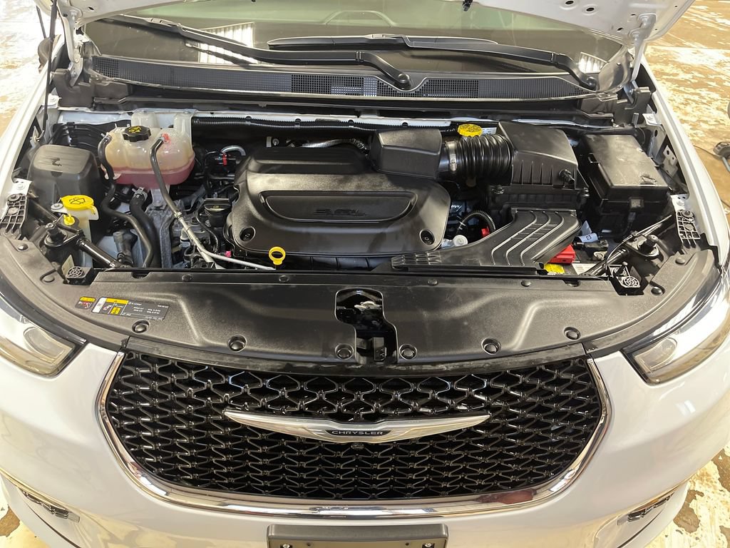 Used 2023 Chrysler Pacifica Touring-L FWD image 10