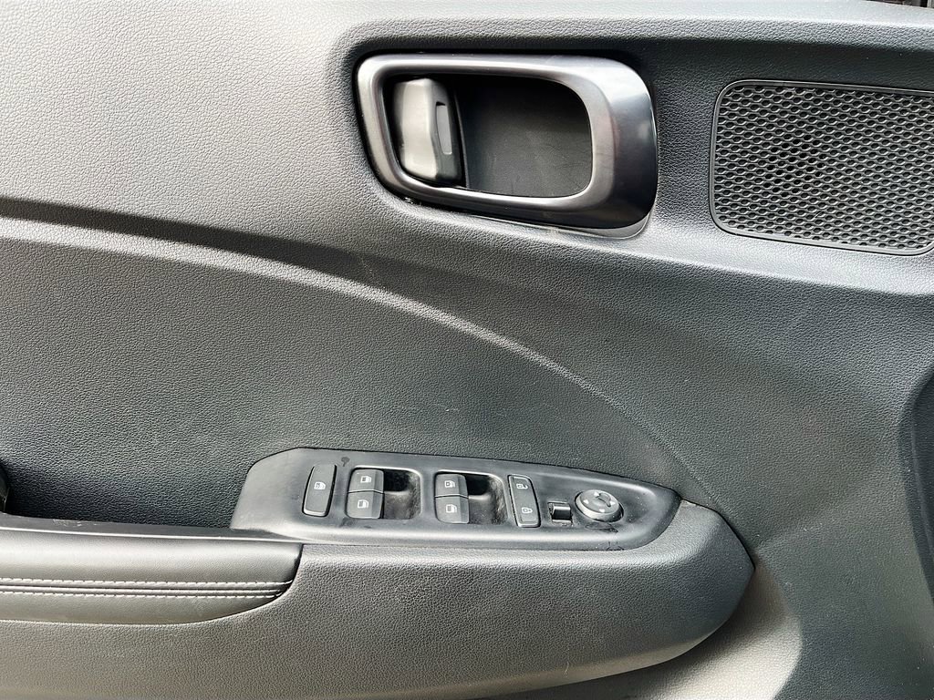 Used 2023 Hyundai Venue Limited image 18