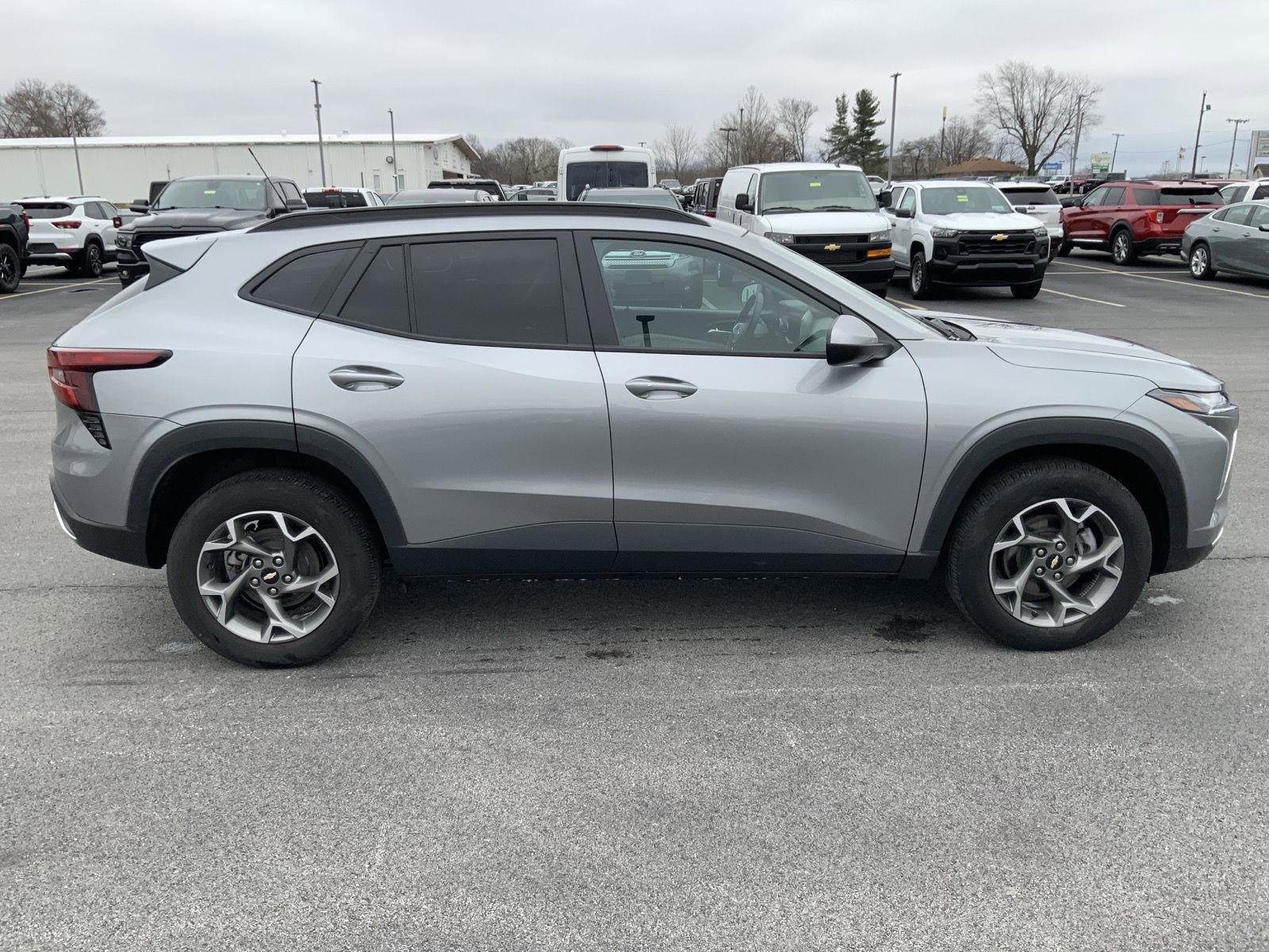 Used 2025 Chevrolet Trax LT w/ LT Convenience Package FWD image 13