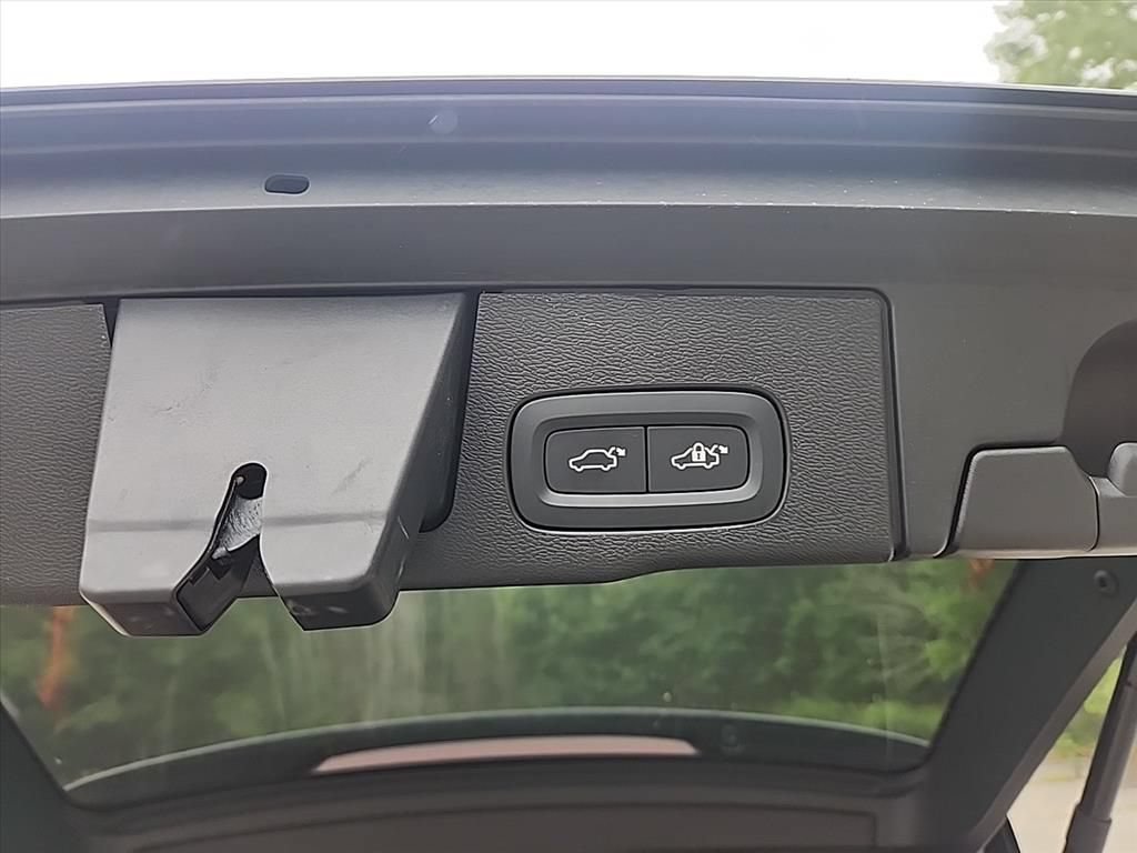 Certified 2025 Volvo XC60 B5 Plus w/ Climate Package AWD/4WD image 37