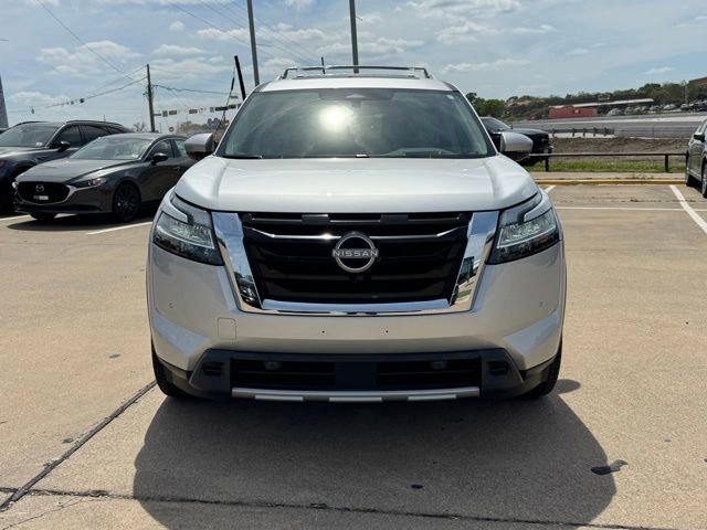 Used 2024 Nissan Pathfinder Platinum image 2