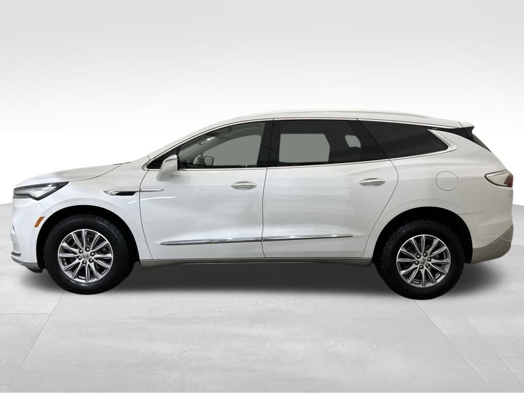 Used 2023 Buick Enclave Essence image 2