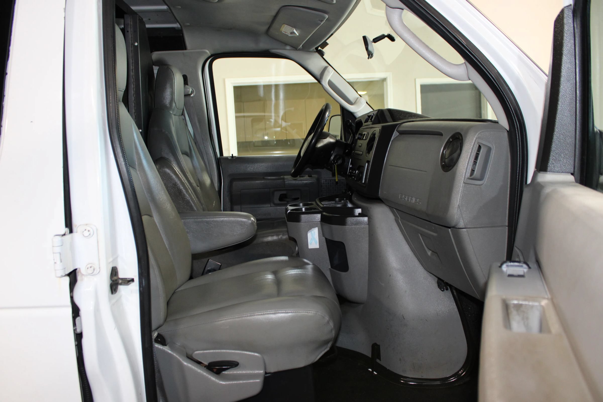 Used 2009 Ford E-350 and Econoline 350 Super Duty RWD image 18