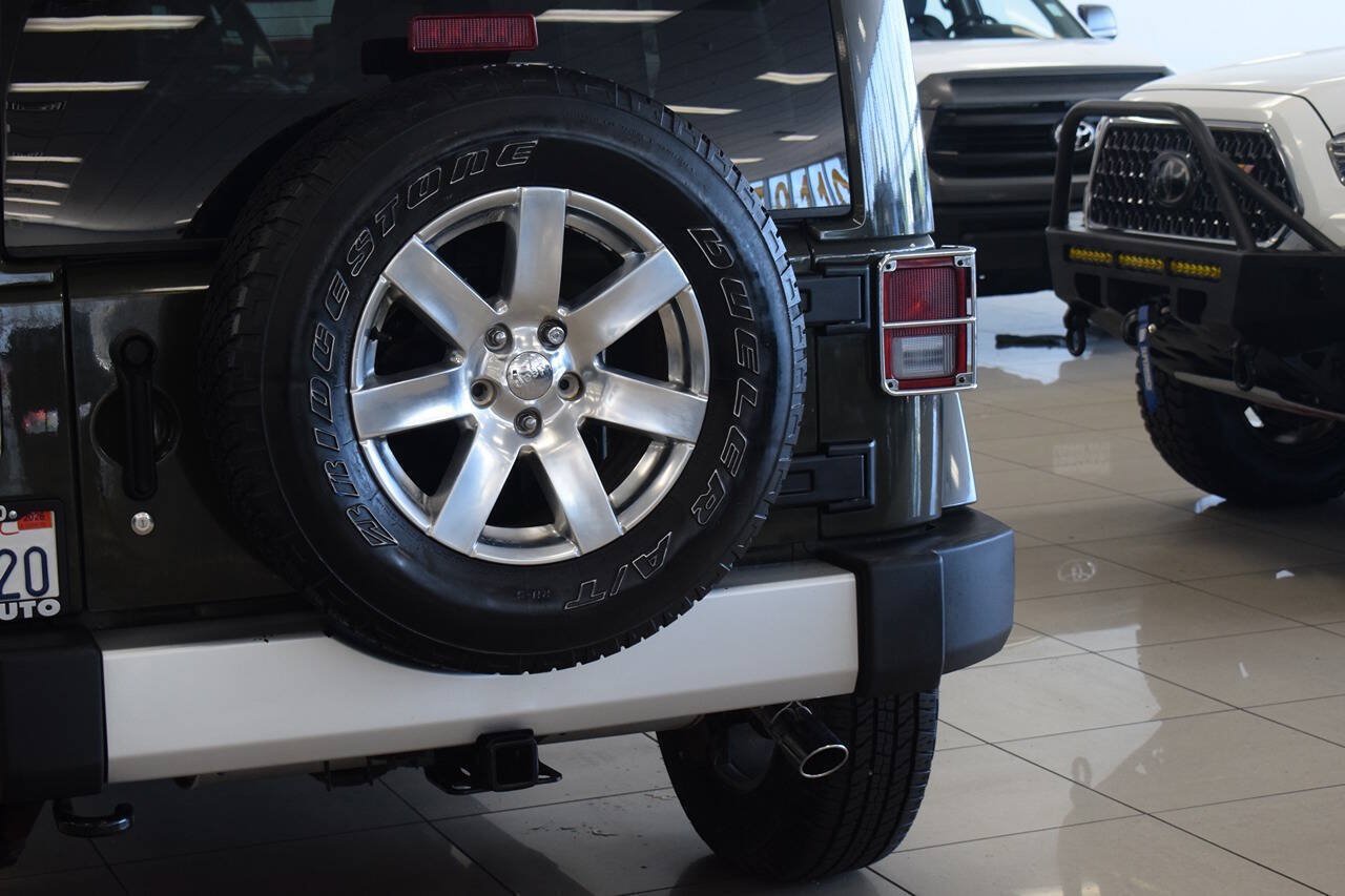 Used 2015 Jeep Wrangler Unlimited Sahara w/ Dual Top Group AWD/4WD image 30