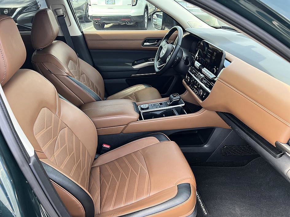 Certified 2024 Nissan Pathfinder Platinum w/ Lighting Package (N92) image 18