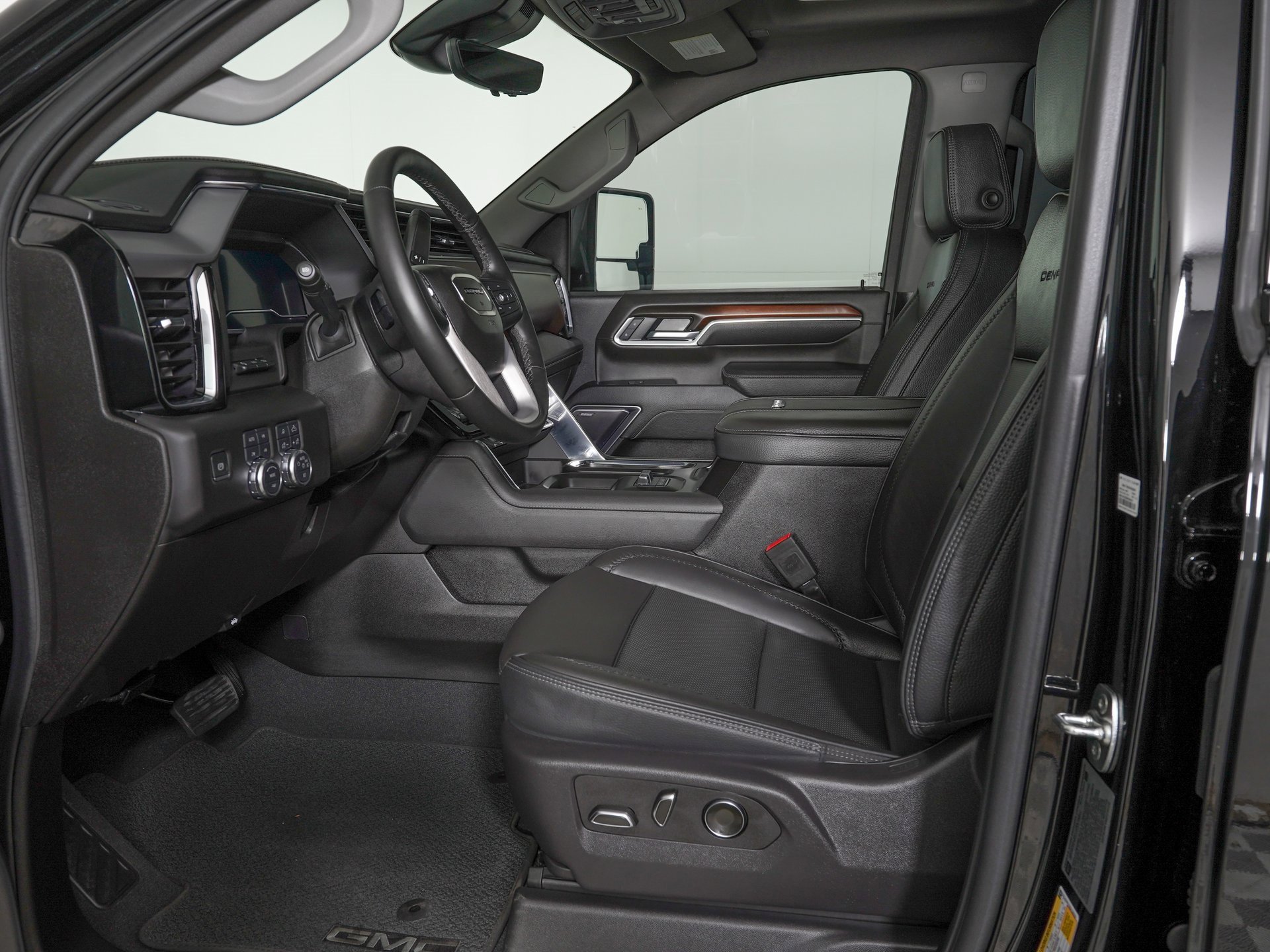 Used 2025 GMC Sierra 2500 Denali w/ Denali Reserve Package image 14