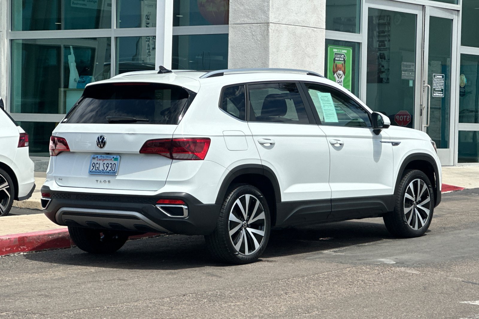 Used 2023 Volkswagen Taos SE w/ Panoramic Sunroof Package FWD image 4