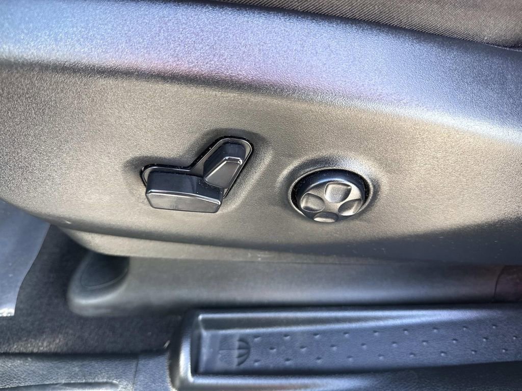 Used 2025 Chrysler Pacifica Limited image 23